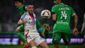 Benjamin Bouchouari au duel avec Jordan Veretout lors d'OL - Saint-Etienne