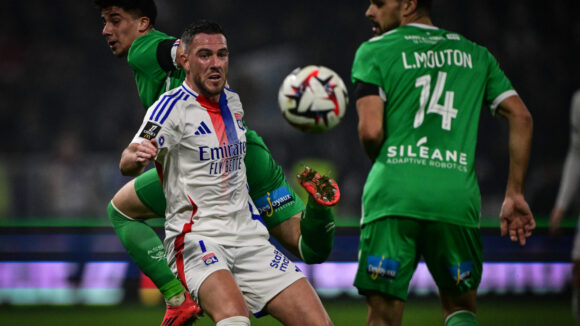 Benjamin Bouchouari au duel avec Jordan Veretout lors d'OL - Saint-Etienne