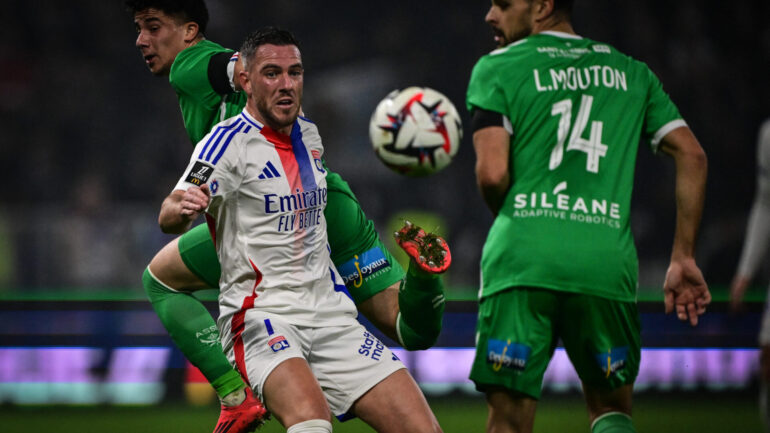 Benjamin Bouchouari au duel avec Jordan Veretout lors d'OL - Saint-Etienne