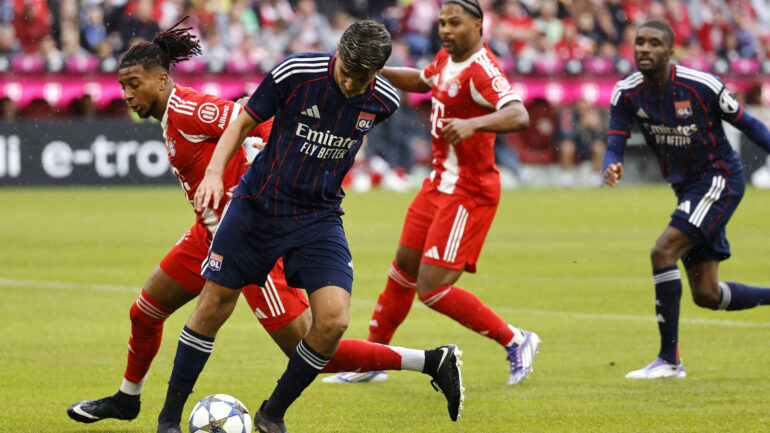 Mathys De Carvalho face à Michael Olise lors de Bayern Munich - OL