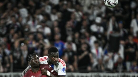 Moussa Niakhaté au duel lors d'OL - Metz