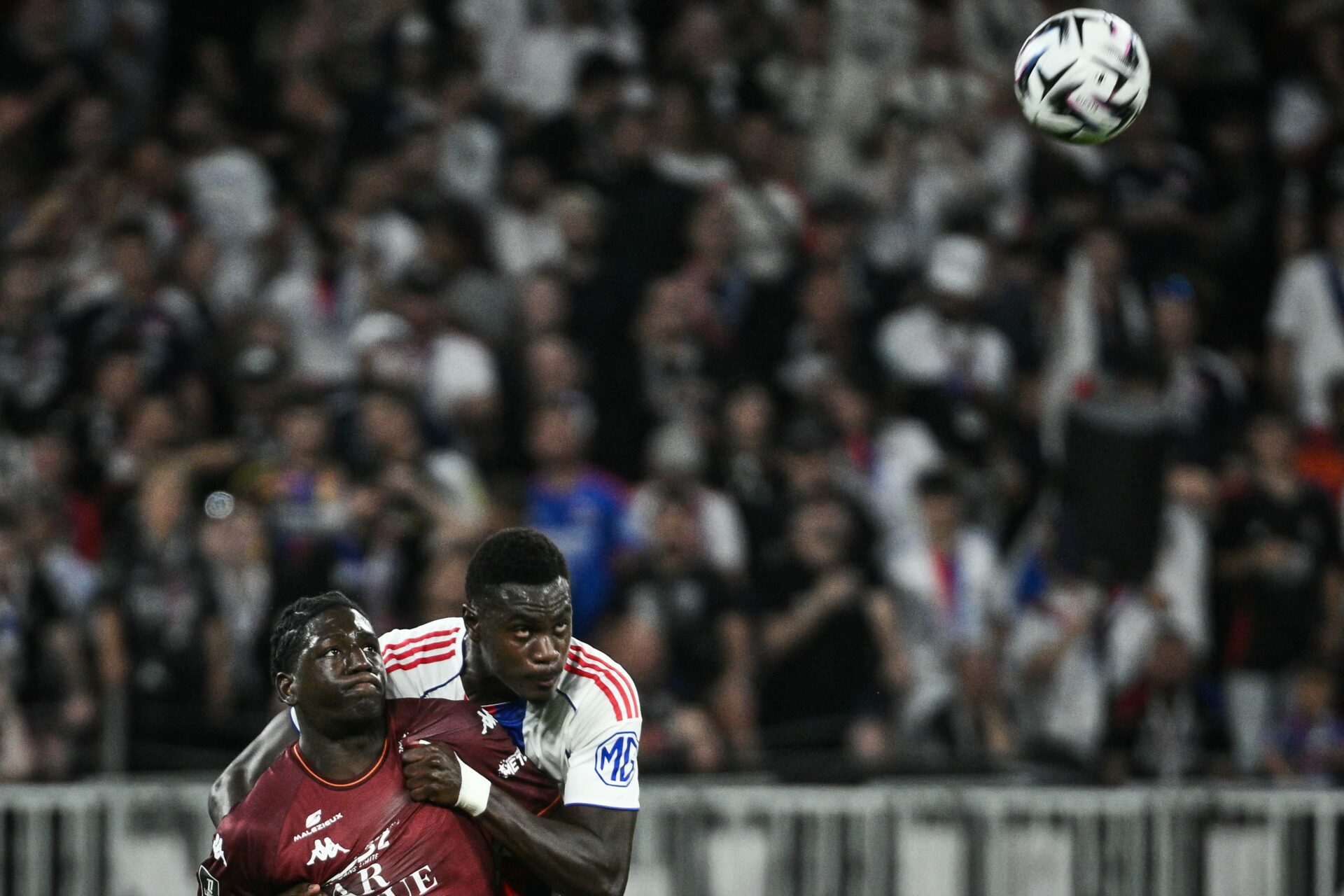 Moussa Niakhaté au duel lors d'OL - Metz