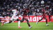 Clinton Mata face à Brian Madjo lors d'OL - Metz