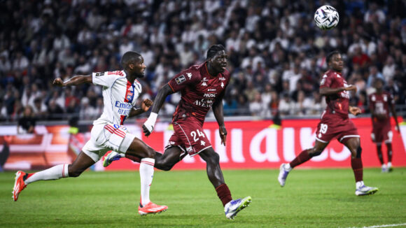 Clinton Mata face à Brian Madjo lors d'OL - Metz