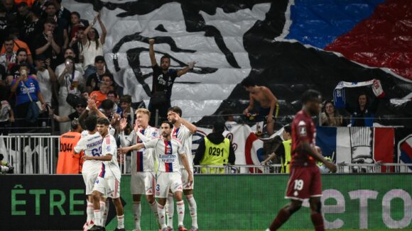 La joies des joueurs de l'OL après le but d'Adam Karabec contre Metz