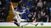 Jan Ziolkowski taclant Cole Palmer lors de Chelsea - Legia Varsovie