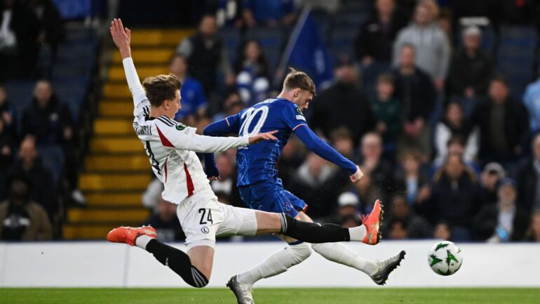 Jan Ziolkowski taclant Cole Palmer lors de Chelsea - Legia Varsovie