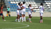 Les joueuses de l'OL Lyonnes félicitent Liana Joseph buteuse contre le Servette