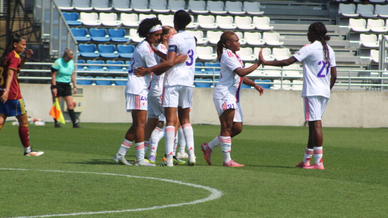 Les joueuses de l'OL Lyonnes félicitent Liana Joseph buteuse contre le Servette