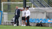 Michele Kang en discussions avec Jonatan Giraldez et Vincent Ponsot lors d'OL Lyonnes - London City Lionesses