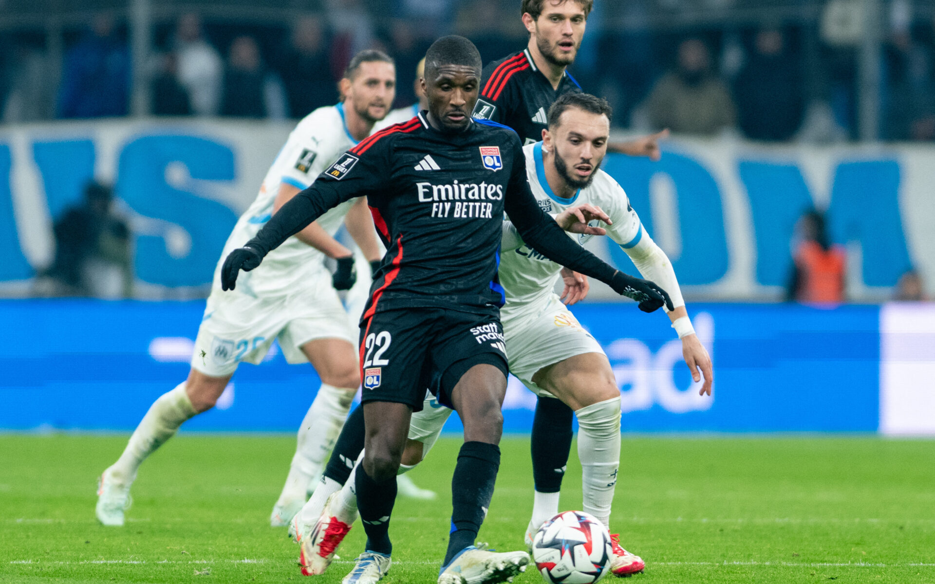 Clinton Mata devant Amine Gouiri lors d'OM - OL