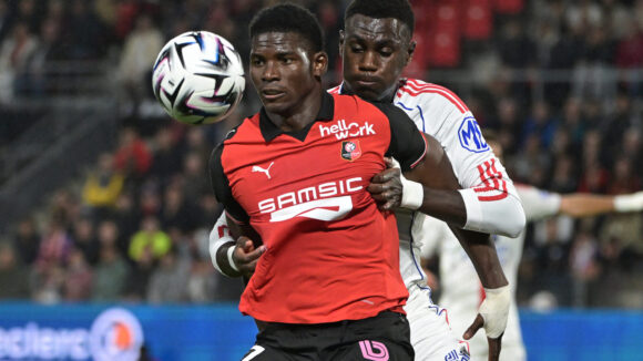 Moussa Niakhaté face à Breel Embolo lors de Rennes - OL