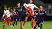 Mathys De Carvalho au duel lors d'Utrecht - OL
