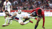 Nicolas Tagliafico au duel avec Hamza Igamane lors de Lille - OL