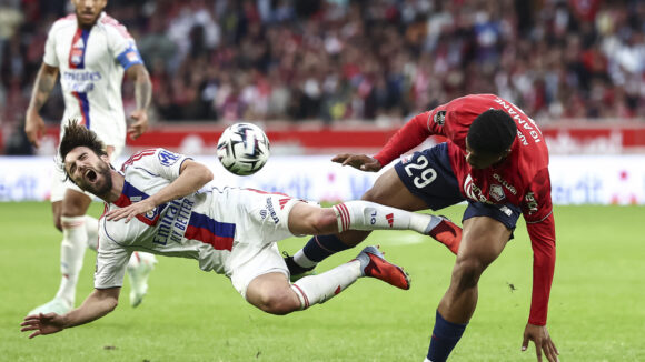 Nicolas Tagliafico au duel avec Hamza Igamane lors de Lille - OL