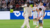 Samuel Umtiti a donné le coup d'envoi fictif d'OL - Angers