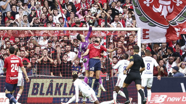 Dominik Greif (OL) face à Olivier Giroud et Lille