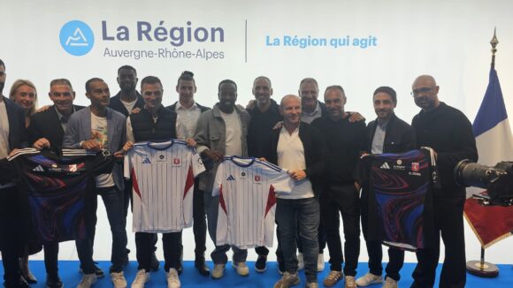 Les joueurs d'OL Légendes présentent leurs nouveaux maillots