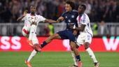 Clinton Mata et Moussa Niakhaté lors d'OL - Manchester United