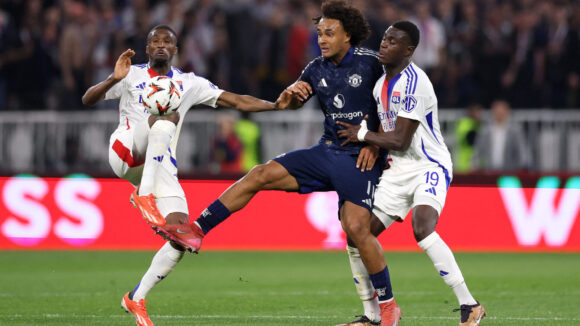Clinton Mata et Moussa Niakhaté lors d'OL - Manchester United