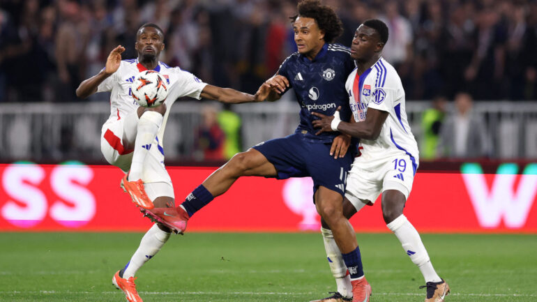 Clinton Mata et Moussa Niakhaté lors d'OL - Manchester United