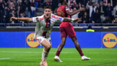 Martin Satriano fêtant son 1er but avec l'OL contre Salzbourg