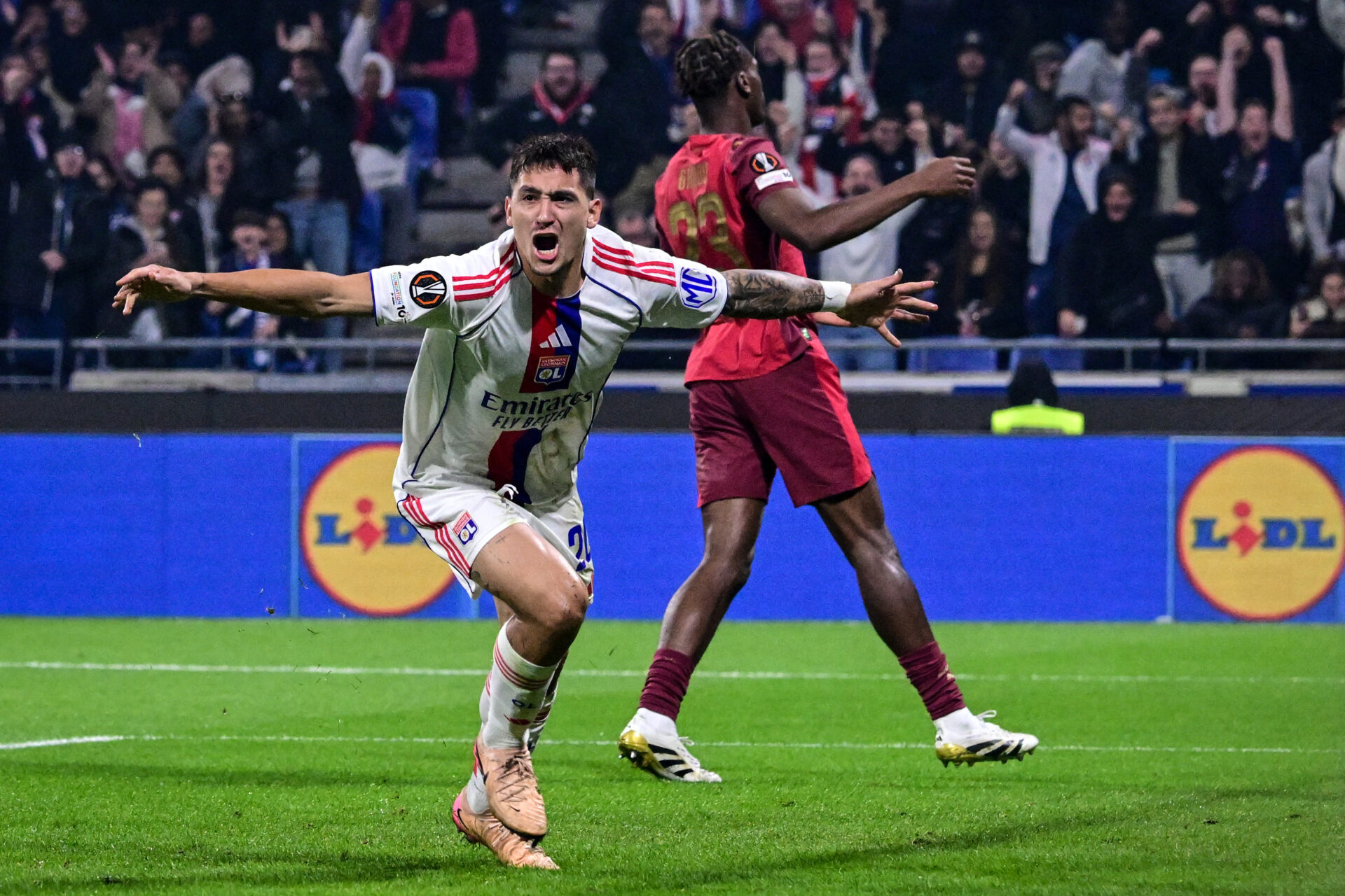 
		Commentaires sur OL : annoncé sur le départ, Satriano absent à l'entraînement par Monark		