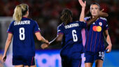 Ingrid Engen félicite Melchie Dumornay, auteure d'un doublé lors d'Arsenal - OL