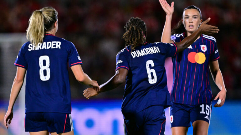 Ingrid Engen félicite Melchie Dumornay, auteure d'un doublé lors d'Arsenal - OL