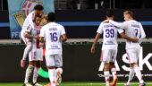 Corentin Tolisso félicité par les joueurs de l'OL contre le Paris FC