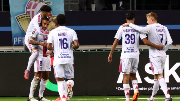 Corentin Tolisso félicité par les joueurs de l'OL contre le Paris FC