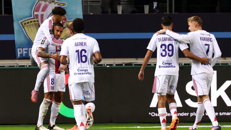 Corentin Tolisso félicité par les joueurs de l'OL contre le Paris FC