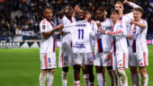 Les joueurs de l'OL avec le maillot de Malick Fofana