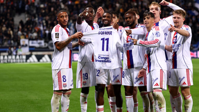 Les joueurs de l'OL avec le maillot de Malick Fofana