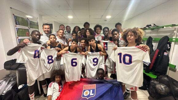 Les U15 de l'OL fêtent leur victoire contre Saint-Etienne
