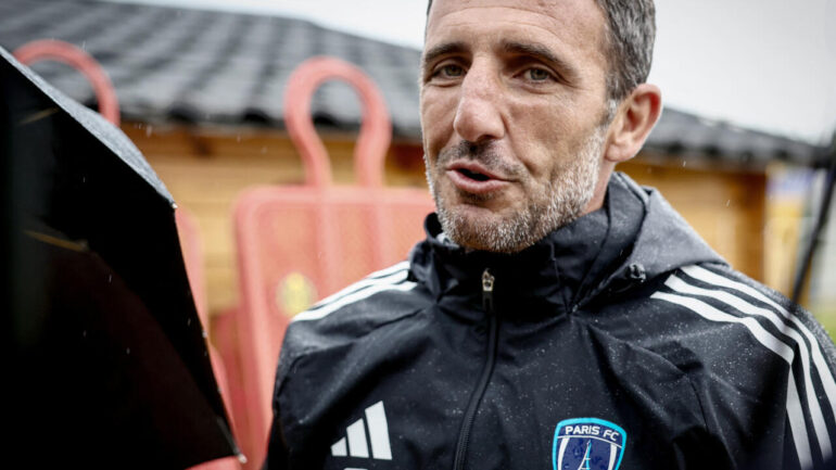 Stéphane Gilli, entraîneur du Paris FC