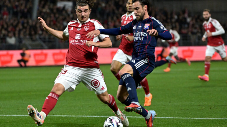Nicolas Tagliafico face à Joris Chotard lors de Brest - OL