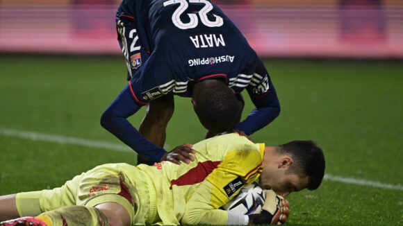 Dominik Greif félicité par Clinton Mata lors de Brest - OL