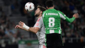 Tanner Tessmann au duel lors de Real Betis - OL