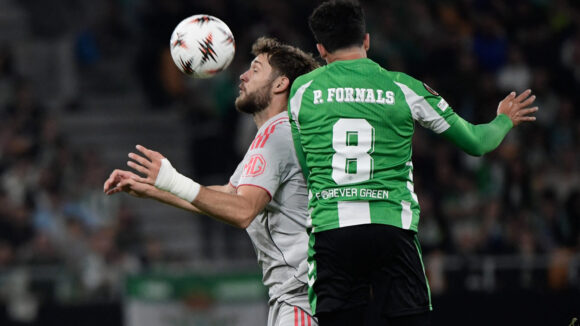 Tanner Tessmann au duel lors de Real Betis - OL