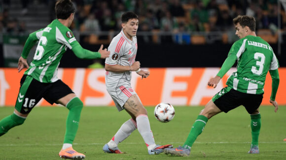 Martin Satriano lors de Real Betis - OL