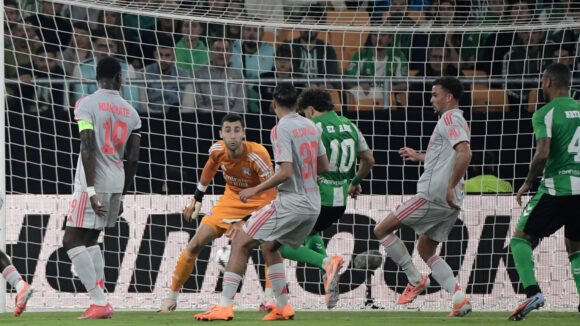 Abde Eze trompe Dominik Greif lors de Real Betis - OL