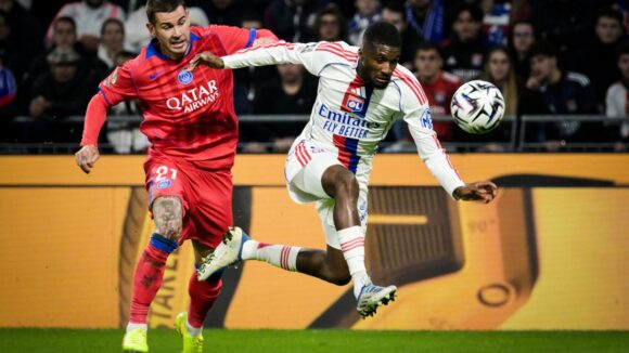 Clinton Mata face à Lucas Hernandez lors d'OL - PSG