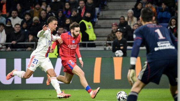 Ruben Kluivert face à Khvicha Kvaratskhelia lors d'OL - PSG