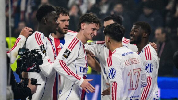Les joueurs de l'OL après le but d'Ainsley Maitland-Niles contre le PSG