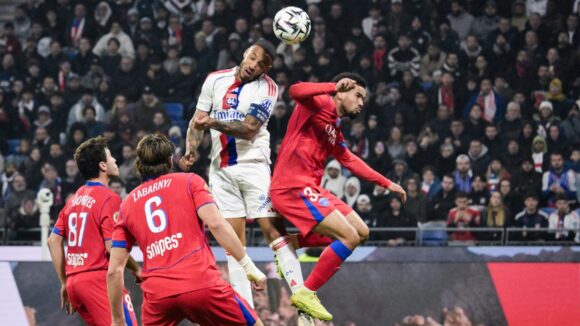 Corentin Tolisso au duel avec Warren Zaïre-Emery lors d'OL - PSG.