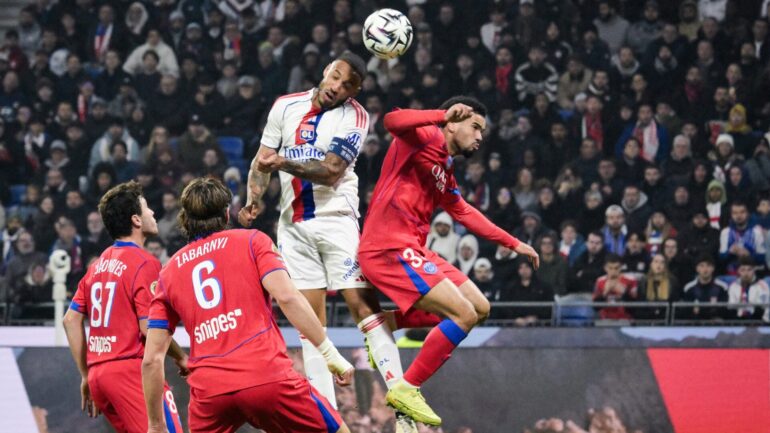 Corentin Tolisso au duel avec Warren Zaïre-Emery lors d'OL - PSG.