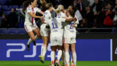 Les joueuses de l'OL Lyonnes félicitent Ada Hegerberg contre Wolfsburg