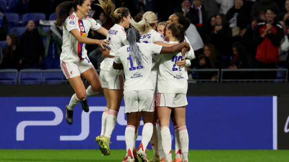 Les joueuses de l'OL Lyonnes félicitent Ada Hegerberg contre Wolfsburg