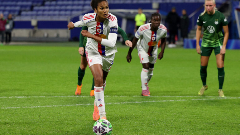 Wendie Renard sur son penalty lors d'OL Lyonnes - Wolfsburg